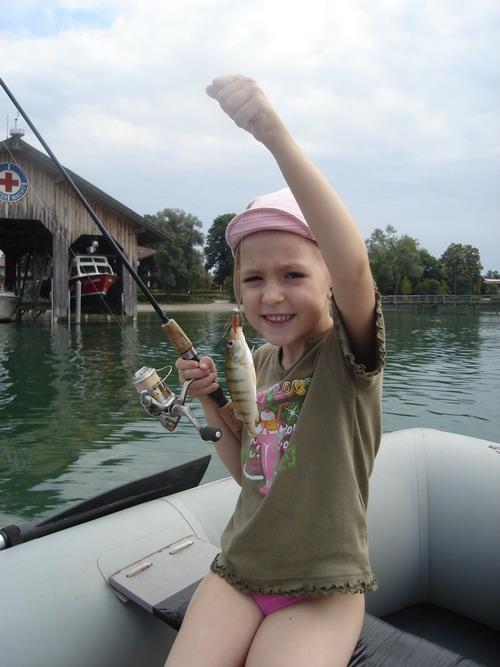 Copii la pescuit :) - maya1.jpg